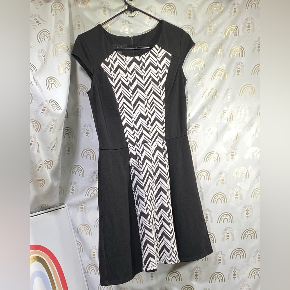 B. Smart Black and White Zigzag Mini Dress